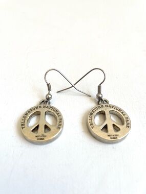 SILVER PLATED YELLOWSTONE NATIONAL PEACE SIGN EARRINGS HOOKS SOUVENIR ROUND